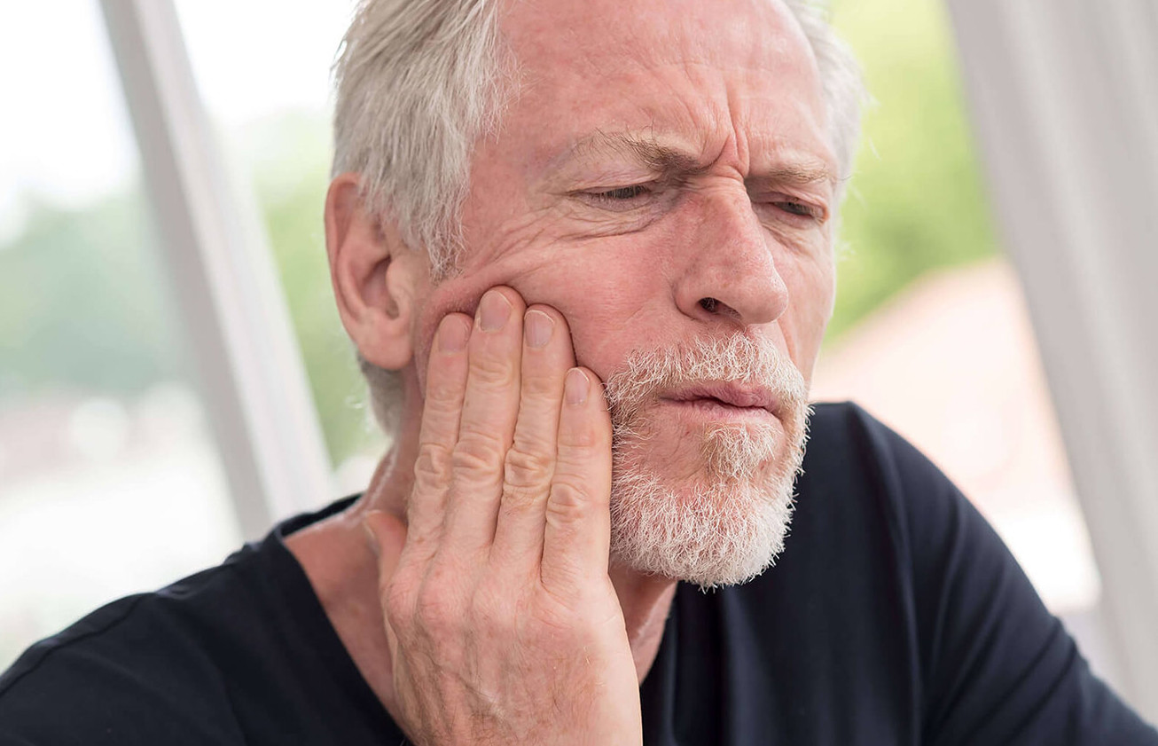 Häufig kommen Zahnschmerzen aus dem Zahninneren, so dass der betroffene Zahn endodontisch behandelt werden muss. Häufig kommen Zahnschmerzen aus dem Zahninneren, so dass der betroffene Zahn endodontisch behandelt werden muss.