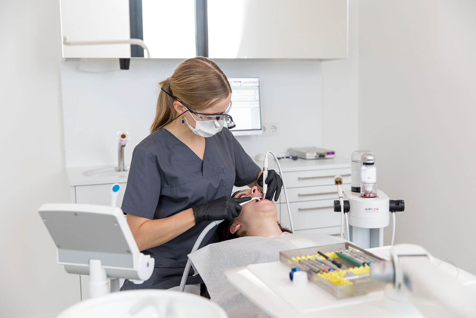 Regelmäßige Kontrolltermine beim Zahnarzt sorgen präventiv für eine dauerhafte Zahngesundheit