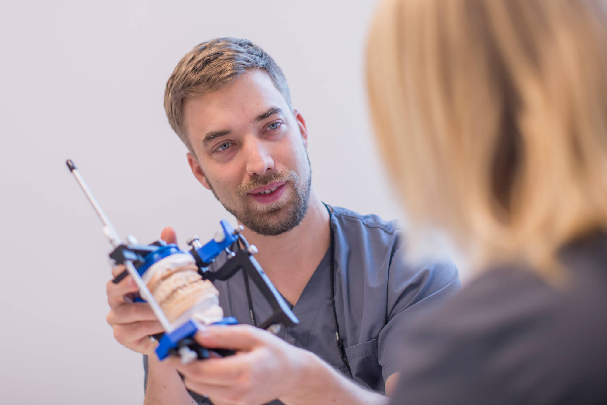 Veneers, Kronen und Teilkronen aus Keramik, schön und gut verträglich