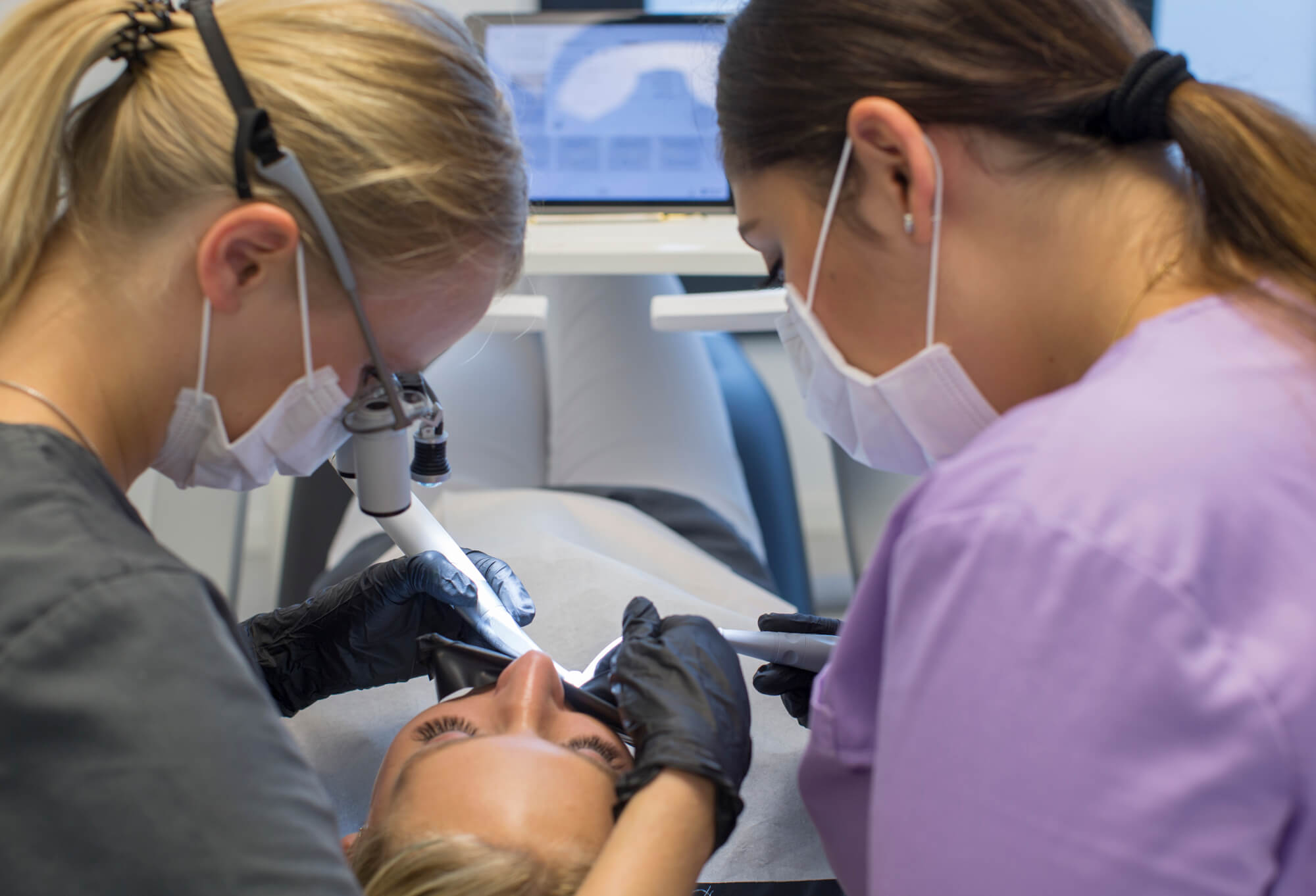 Häufig kommen Zahnschmerzen aus dem Zahninneren, so dass der betroffene Zahn endodontisch behandelt werden muss.