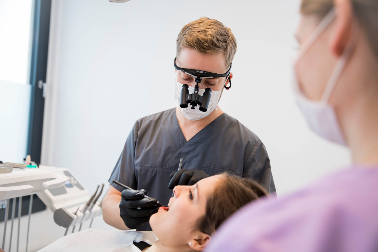 Aktuelle und innovative Behandlungskonzepte erwarten Sie in der Zahnarztpraxis MunichDent bei Baierbrunn.